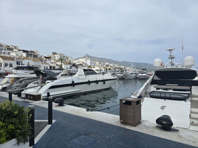 Commercial avec 0 Chambres  à Puerto Banús