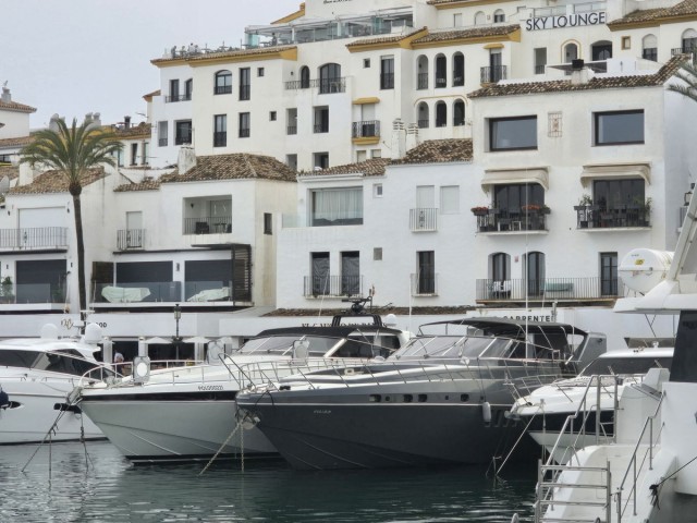 Commercial avec 0 Chambres  à Puerto Banús
