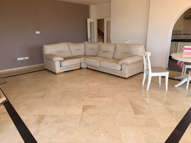 Villa con 4 Dormitorios  en Alhaurín el Grande