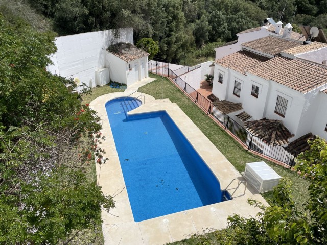 4 Makuuhuoneen Rivitalo Altos de los Monteros