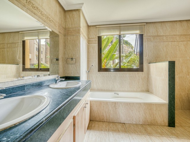 2 Bedrooms Apartment in Benahavís