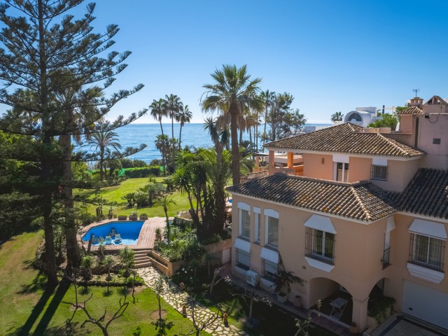Villa avec 8 Chambres  à New Golden Mile