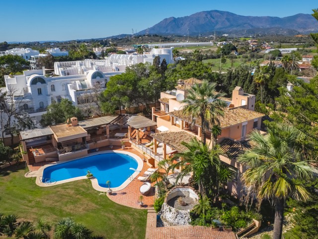 Villa avec 8 Chambres  à New Golden Mile