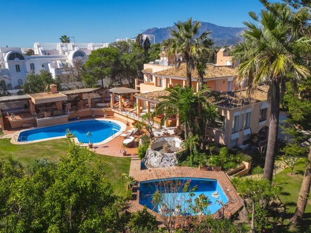Villa avec 8 Chambres  à New Golden Mile