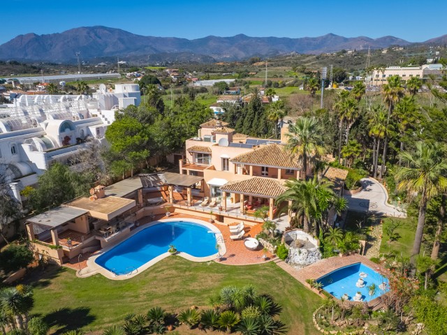 Villa avec 8 Chambres  à New Golden Mile