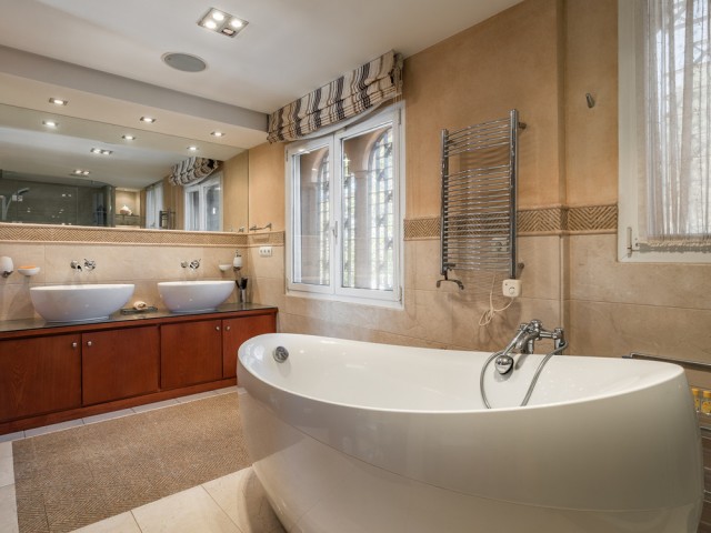 Villa avec 8 Chambres  à New Golden Mile