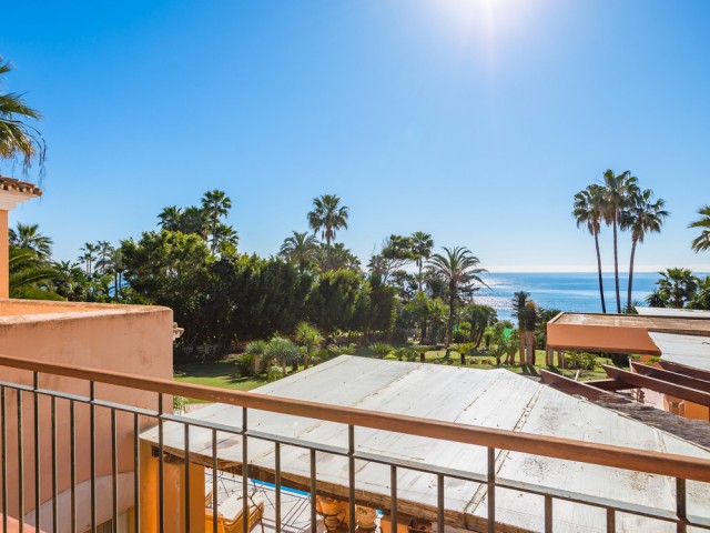 Villa avec 8 Chambres  à New Golden Mile
