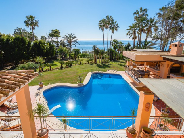 Villa avec 8 Chambres  à New Golden Mile