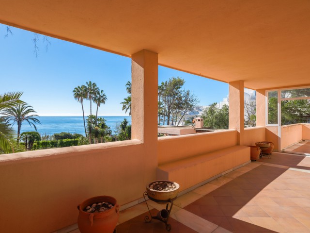 Villa avec 8 Chambres  à New Golden Mile