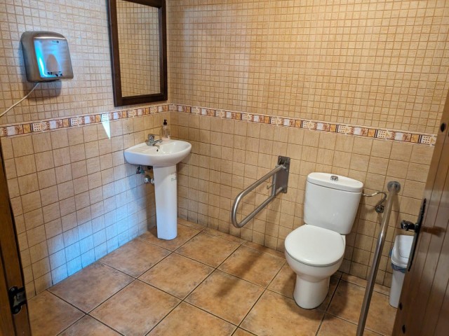Commercial avec 0 Chambres  à El Pinillo