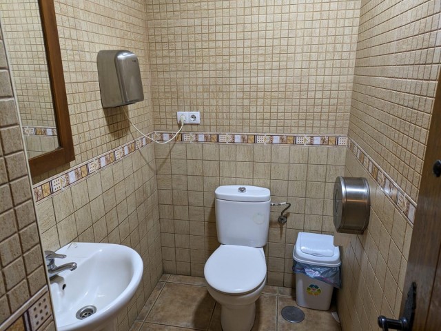 Commercial avec 0 Chambres  à El Pinillo