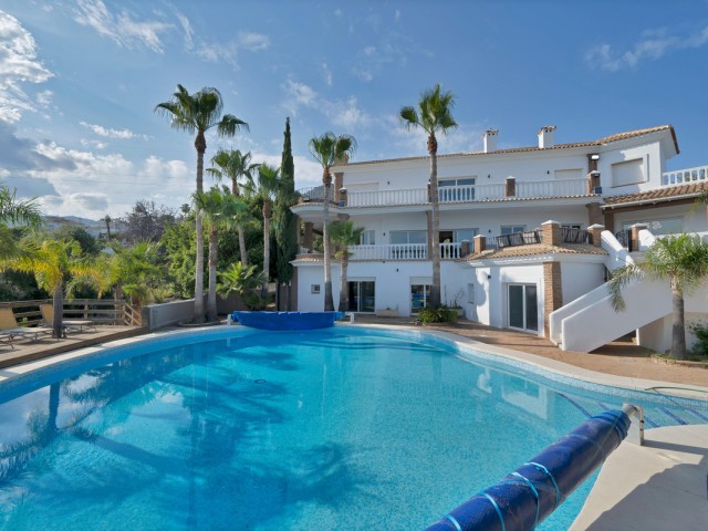 9 Bedrooms Villa in Benalmadena