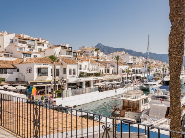 2 Bedrooms Apartment in Puerto Banús