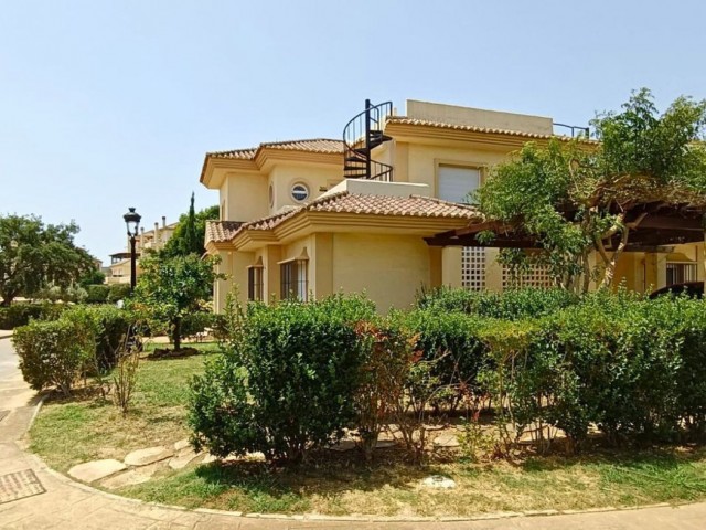 3 Makuuhuoneen Huvila San Roque Club