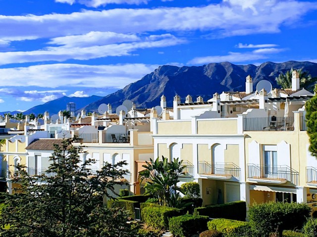 Maison mitoyenne avec 3 Chambres  à Bahía de Marbella