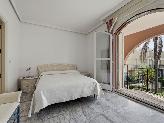 Maison mitoyenne avec 3 Chambres  à Bahía de Marbella