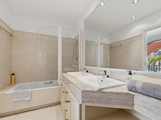 Maison mitoyenne avec 3 Chambres  à Bahía de Marbella