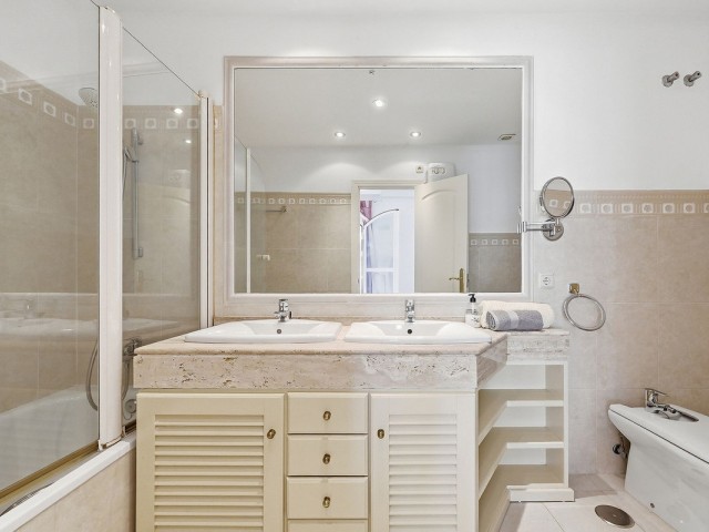 Maison mitoyenne avec 3 Chambres  à Bahía de Marbella