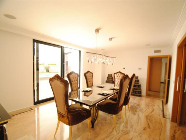 Villa avec 8 Chambres  à Cabopino