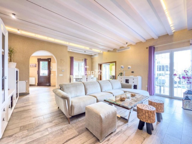 Villa avec 4 Chambres  à Istán