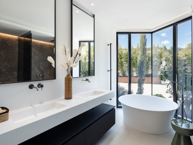 6 Bedrooms Villa in Benahavís