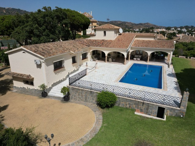 Villa con 4 Dormitorios  en Elviria