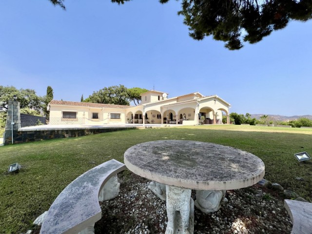 Villa con 4 Dormitorios  en Elviria