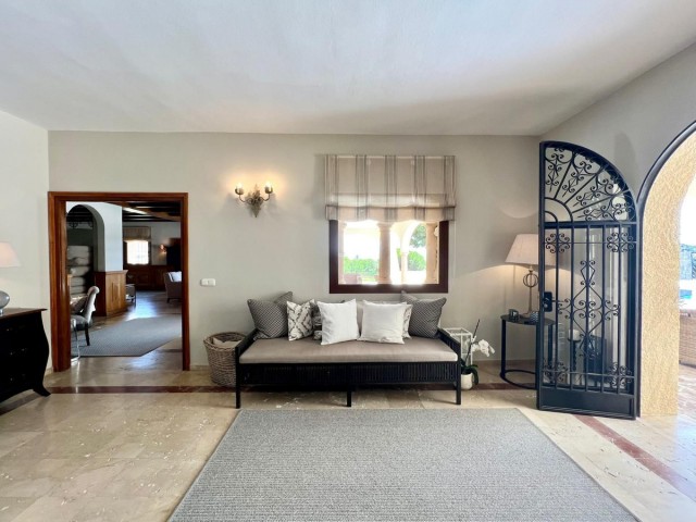 Villa con 4 Dormitorios  en Elviria