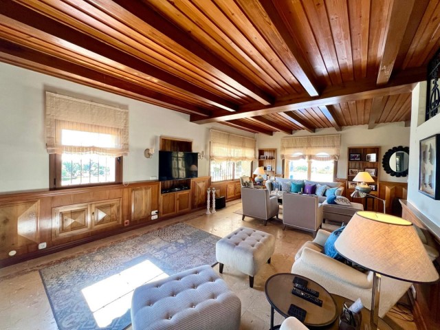Villa con 4 Dormitorios  en Elviria