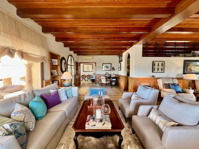 Villa con 4 Dormitorios  en Elviria