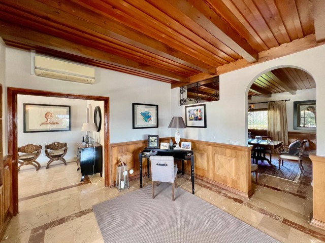 Villa con 4 Dormitorios  en Elviria