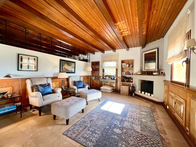 Villa con 4 Dormitorios  en Elviria