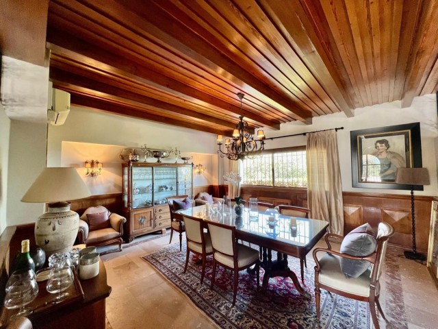 Villa con 4 Dormitorios  en Elviria