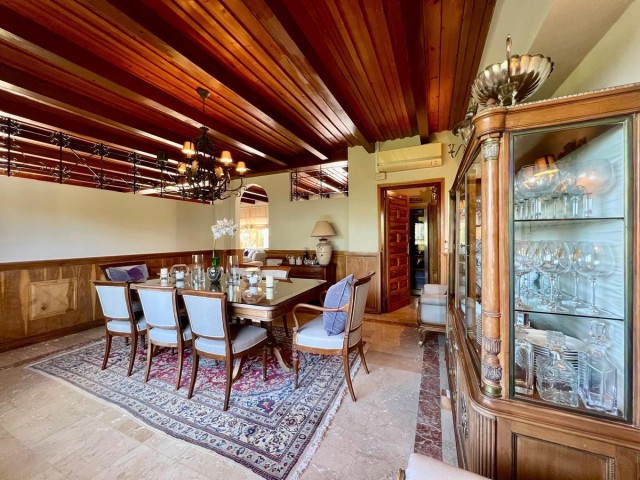 Villa con 4 Dormitorios  en Elviria