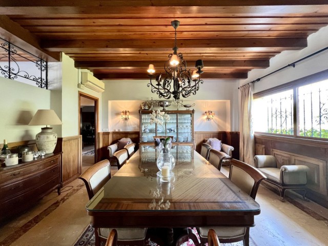 Villa con 4 Dormitorios  en Elviria