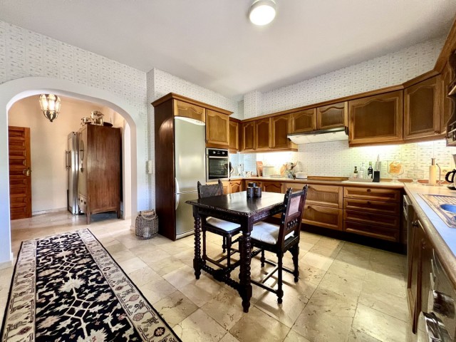 Villa con 4 Dormitorios  en Elviria