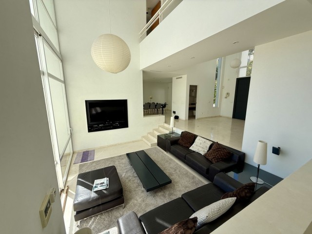 Villa avec 4 Chambres  à Valtocado