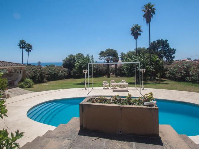 4 Bedrooms Villa in Estepona