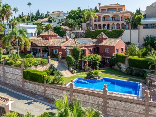 8 Bedrooms Villa in Benalmadena