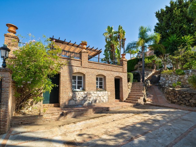 8 Bedrooms Villa in Benalmadena
