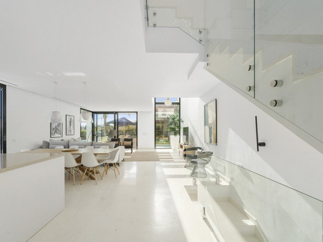 Villa avec 5 Chambres  à Cabopino