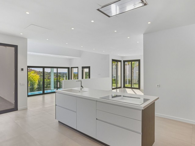 4 Bedrooms Villa in Elviria