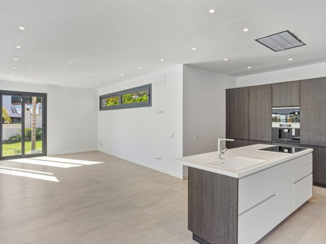 4 Bedrooms Villa in Elviria
