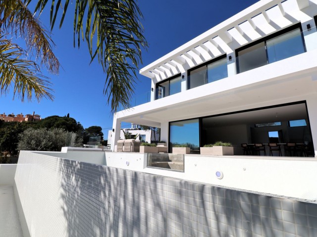 4 Bedrooms Villa in Elviria