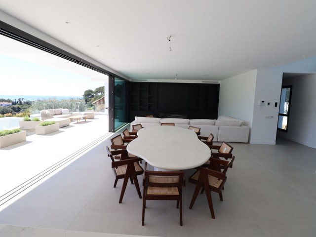 4 Bedrooms Villa in Elviria