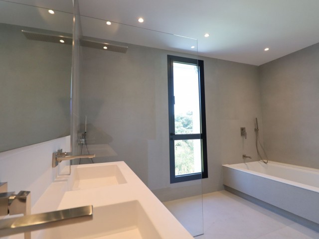 4 Bedrooms Villa in Elviria
