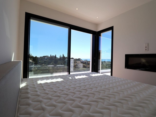 4 Bedrooms Villa in Elviria