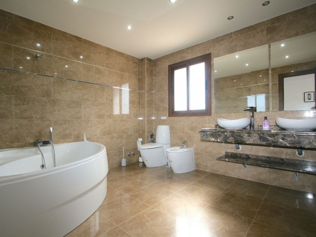 Villa avec 8 Chambres  à Sierrezuela