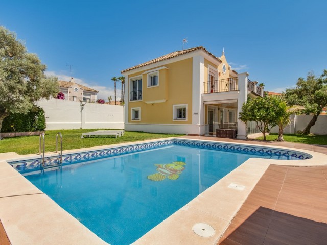 4 Bedrooms Villa in La Duquesa