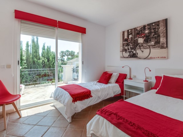 4 Bedrooms Villa in La Duquesa